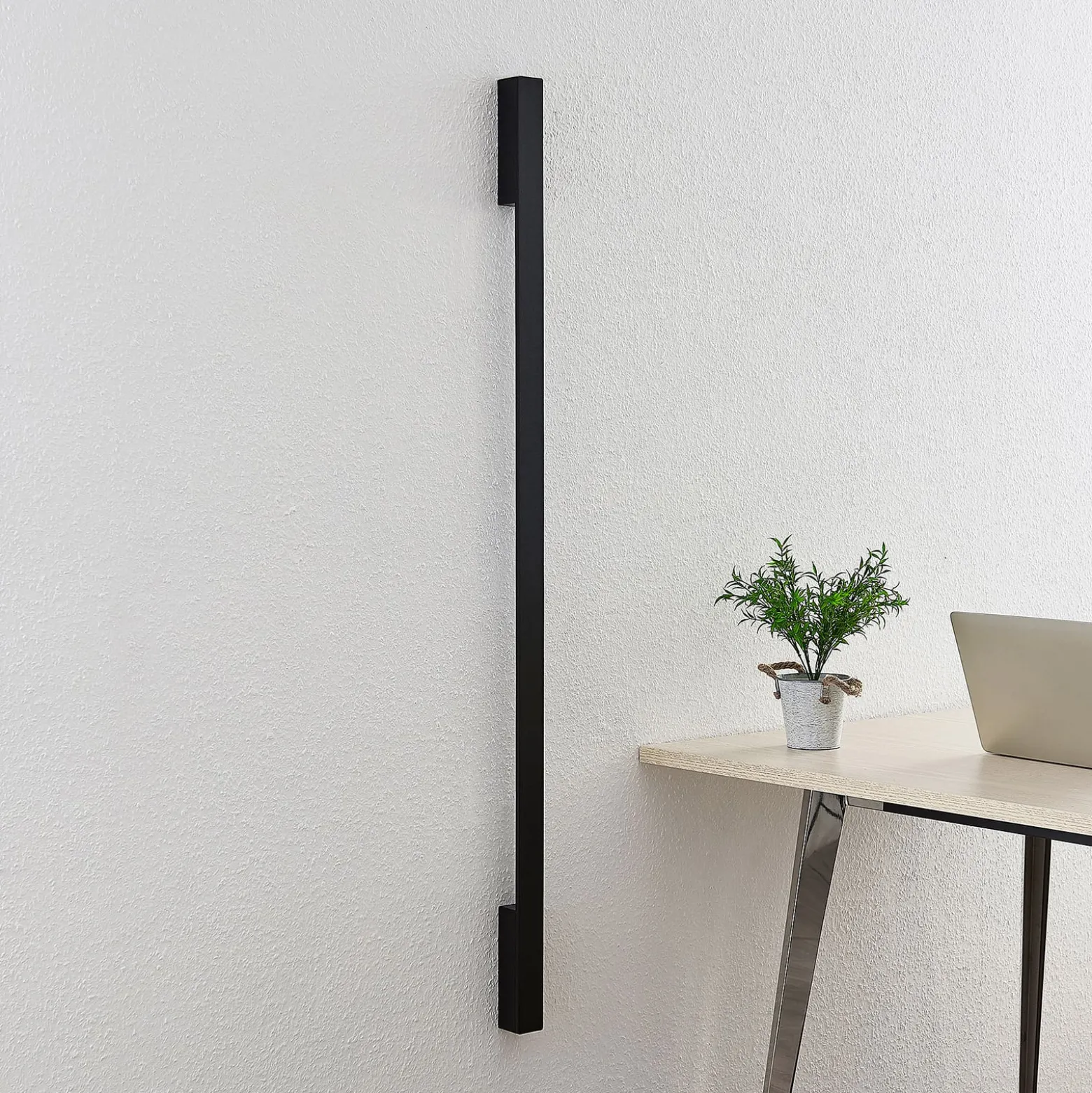 Arcchio Ivano -LED-seinävalaisin 130 cm, musta