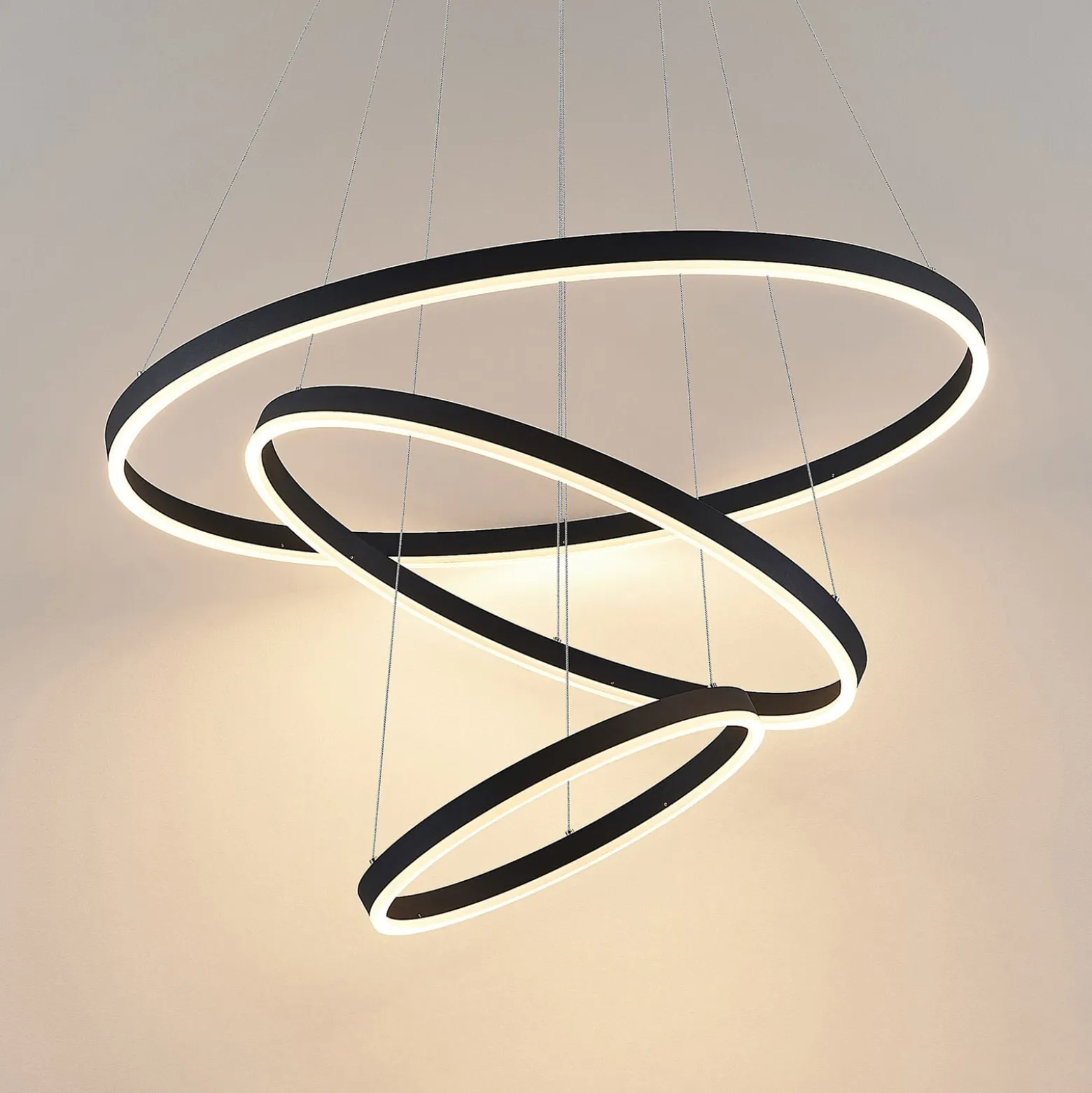 Arcchio LED-riippuvalaisin Albiona, musta, 3 rengasta, Ø 80 cm