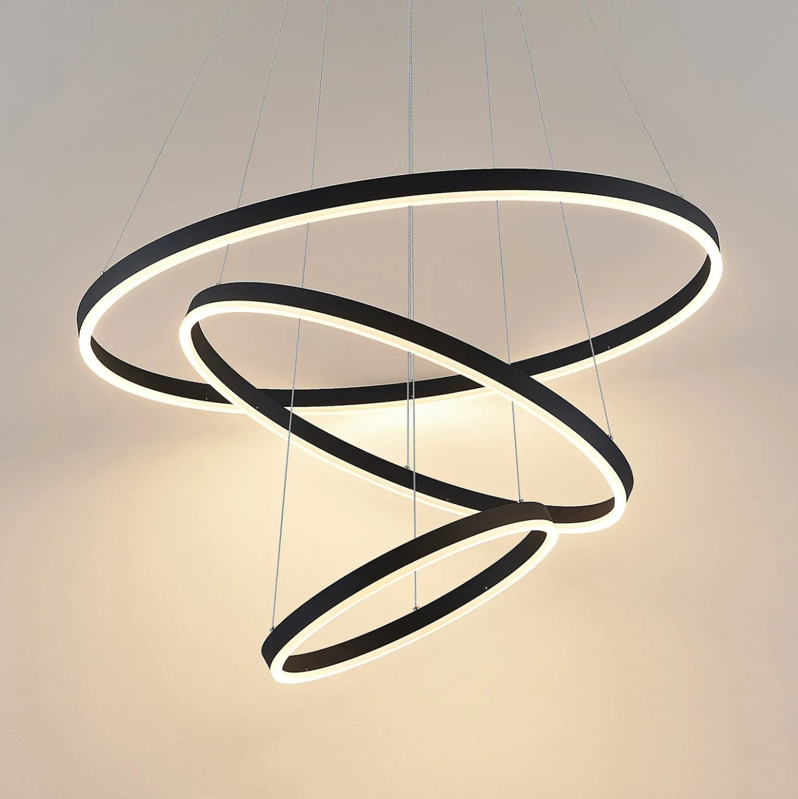 Arcchio LED-riippuvalaisin Albiona, musta, 3 rengasta, Ø 80 cm