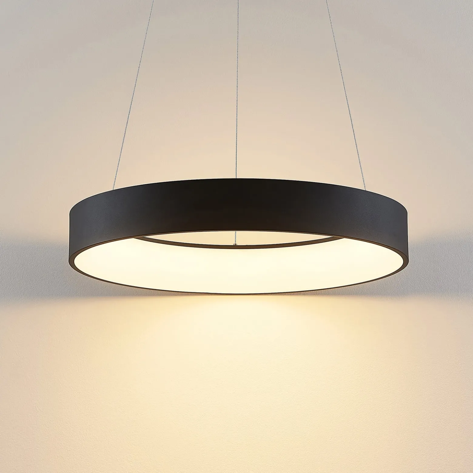 Arcchio LED-ripustusvalaisin Aleksi, Ø 60 cm, musta, metalli, CCT