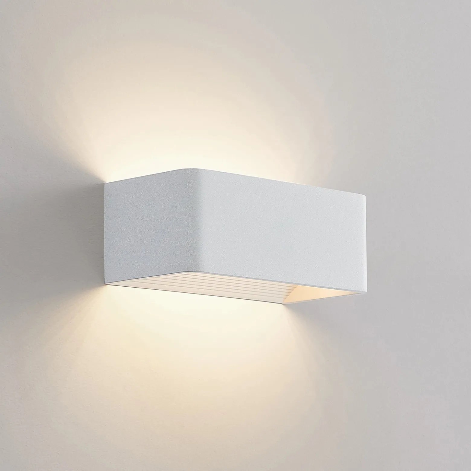 Arcchio LED-seinävalaisin Karam, 20 cm, valkoinen, metalli, ylös/alasvalo