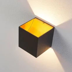 Arcchio LED-seinävalaisin Zuzana, kulmikas, musta, 10 cm leveä