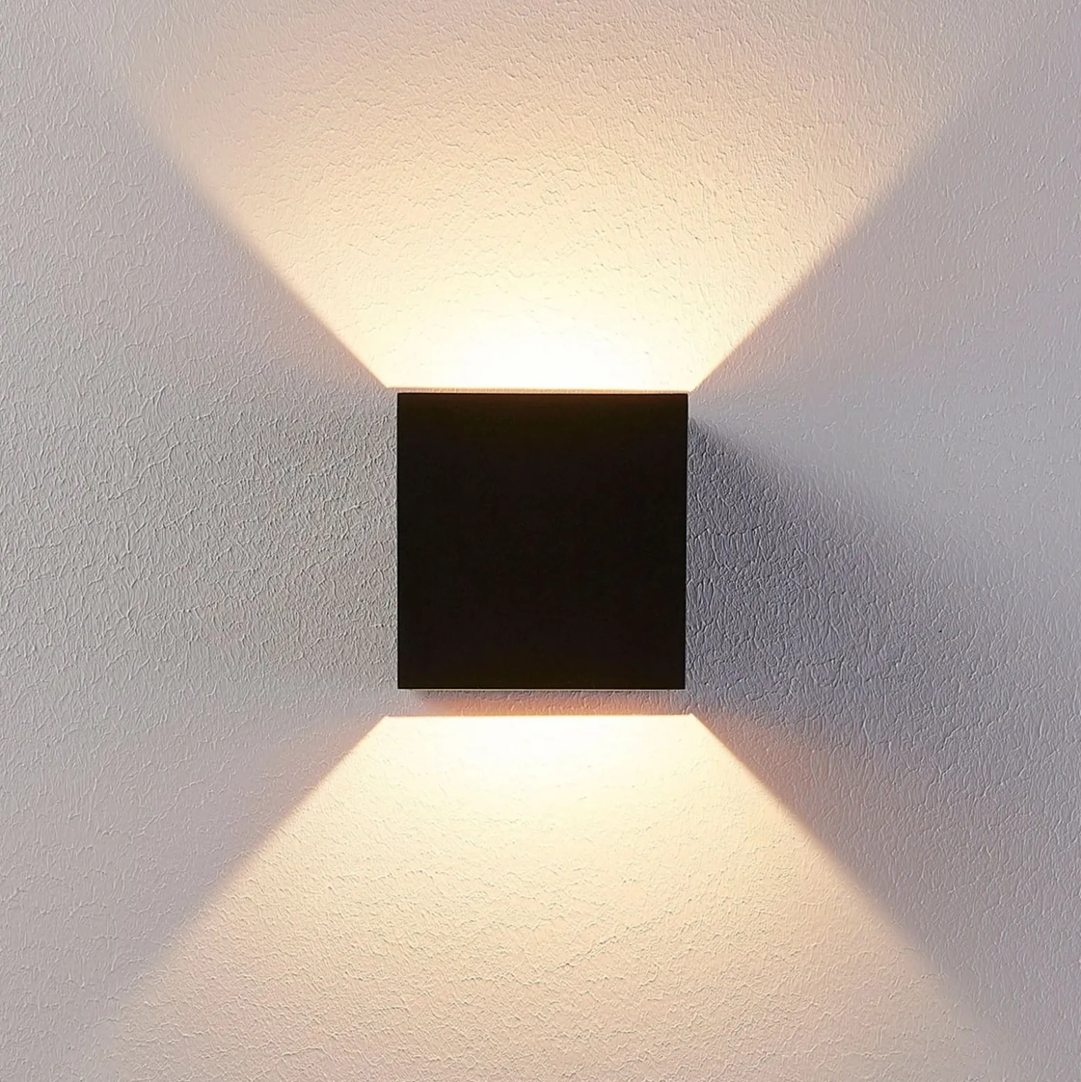 Arcchio LED-seinävalaisin Zuzana, kulmikas, musta, 10 cm leveä