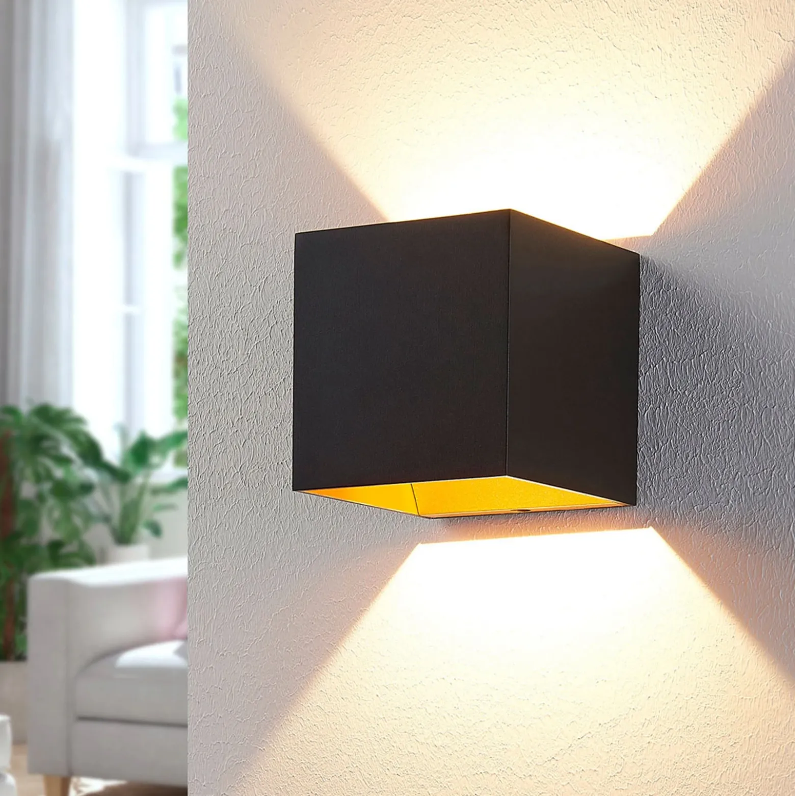 Arcchio LED-seinävalaisin Zuzana, kulmikas, musta, 10 cm leveä
