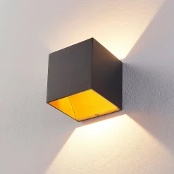 Arcchio LED-seinävalaisin Zuzana, kulmikas, musta, 10 cm leveä