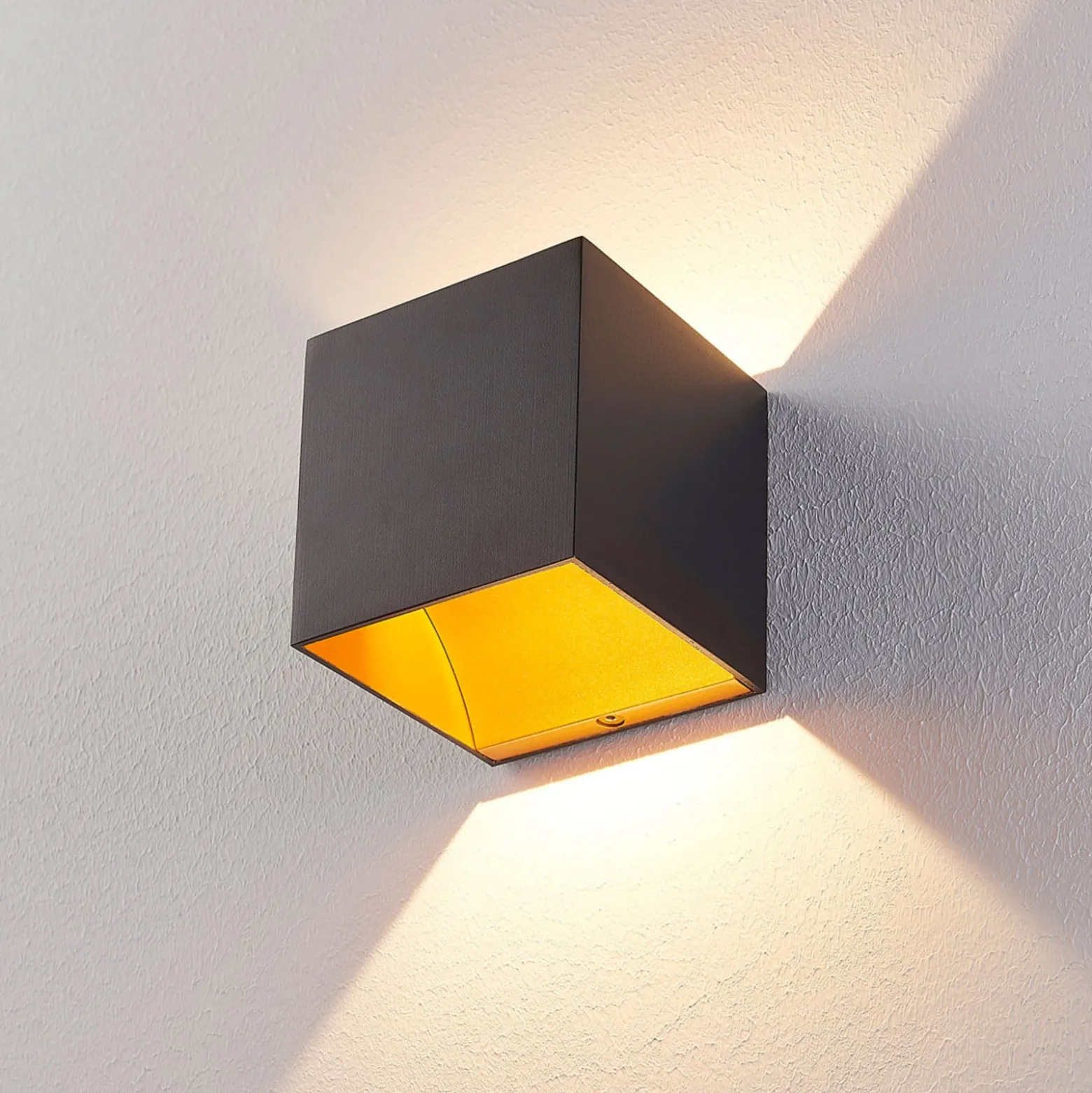 Arcchio LED-seinävalaisin Zuzana, kulmikas, musta, 10 cm leveä