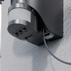 Arcchio Lissano LED-aurinkokäyttöinen seinäkohdevalaisin anturilla