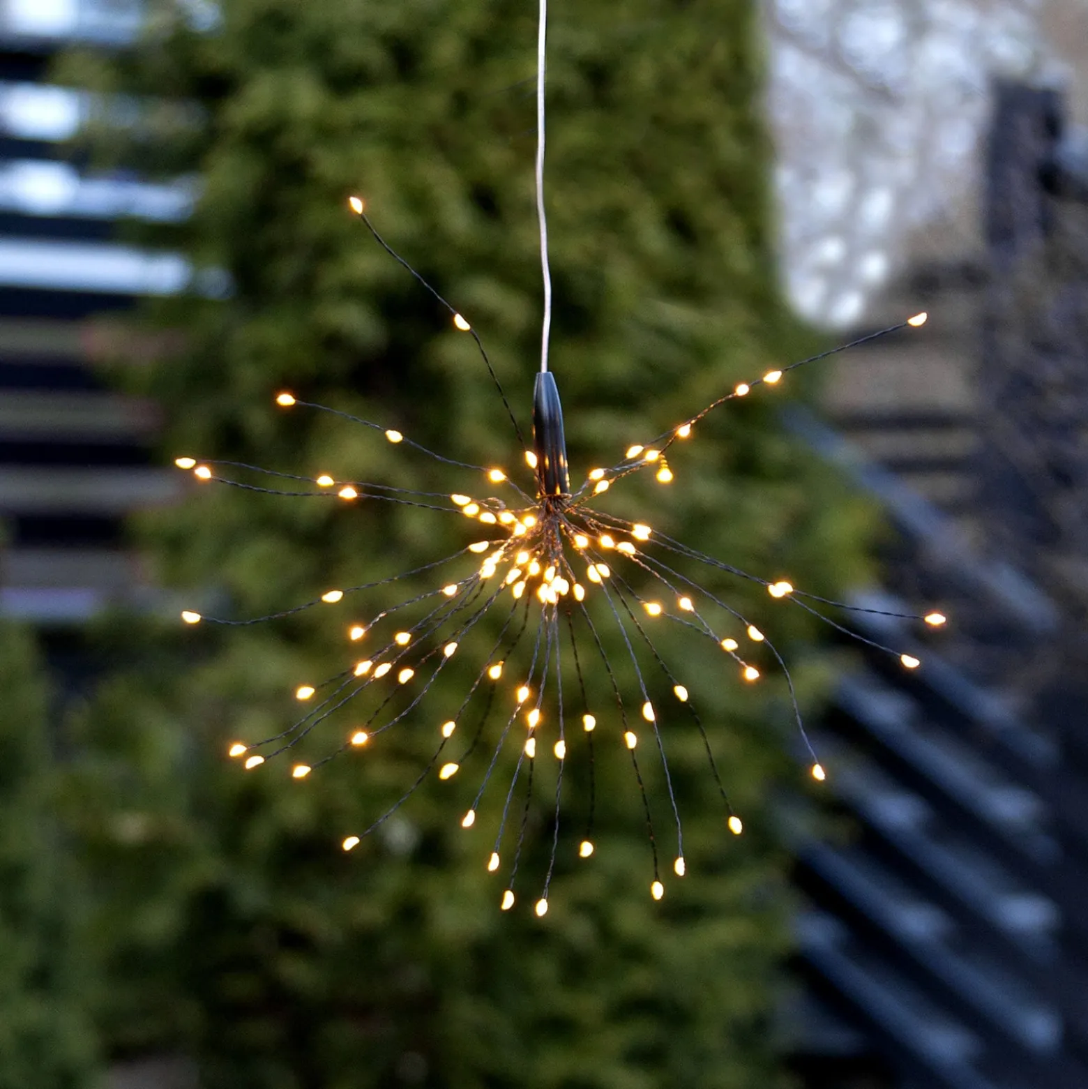 Aurinkokäyttöinen Firework-LED-riippuvalaisin