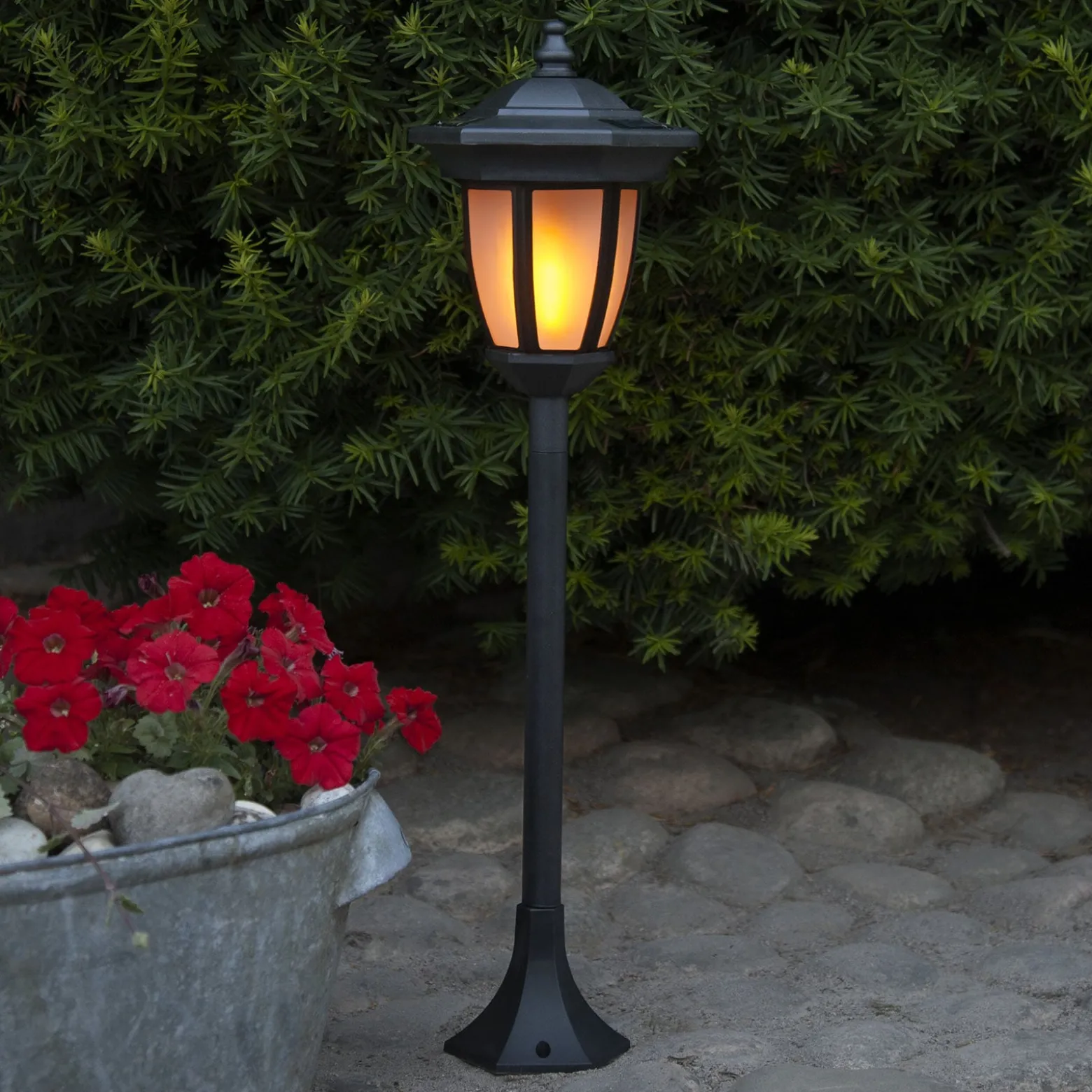 Aurinkokäyttöinen Flame-LED-valaisin, 4 in 1 musta