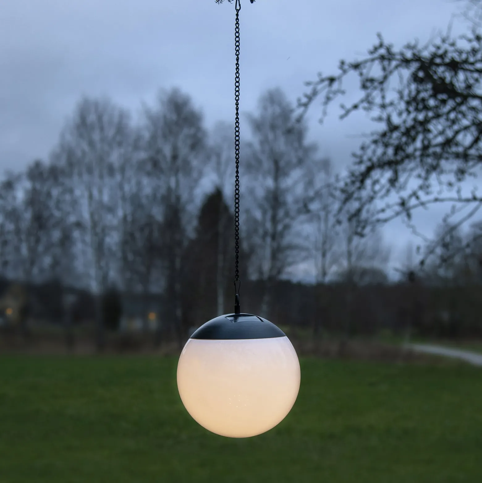 Aurinkokäyttöinen Globus-LED-riippuvalo