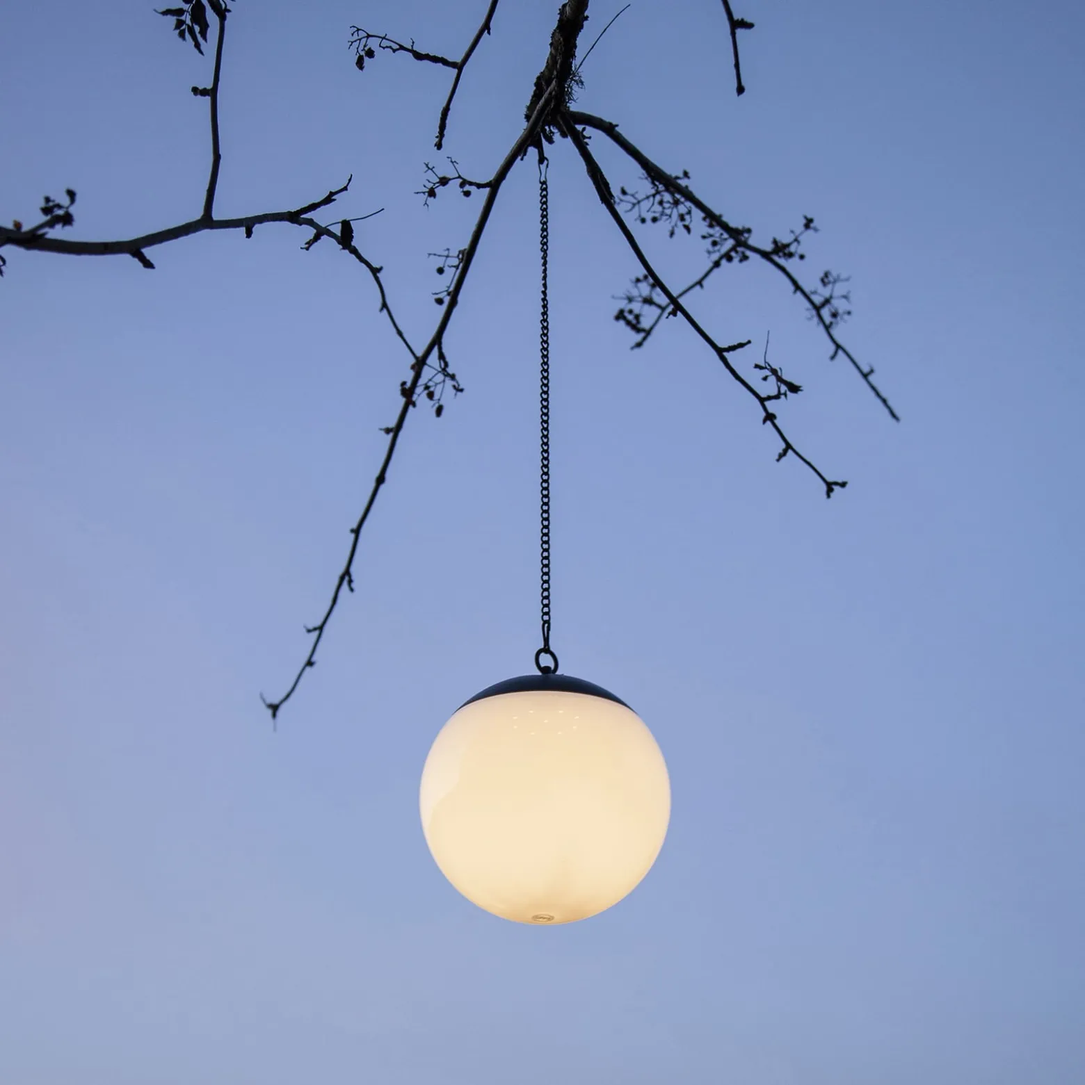 Aurinkokäyttöinen Globus-LED-riippuvalo