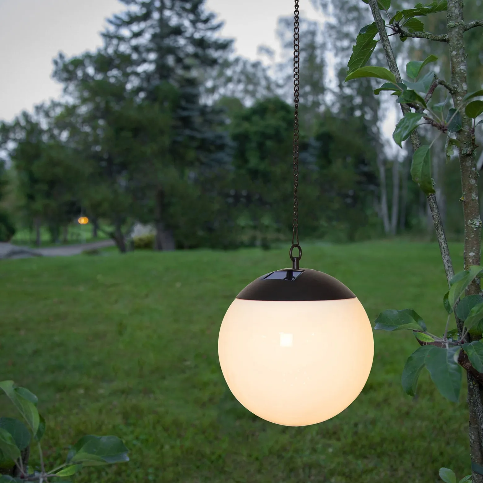 Aurinkokäyttöinen Globus-LED-riippuvalo