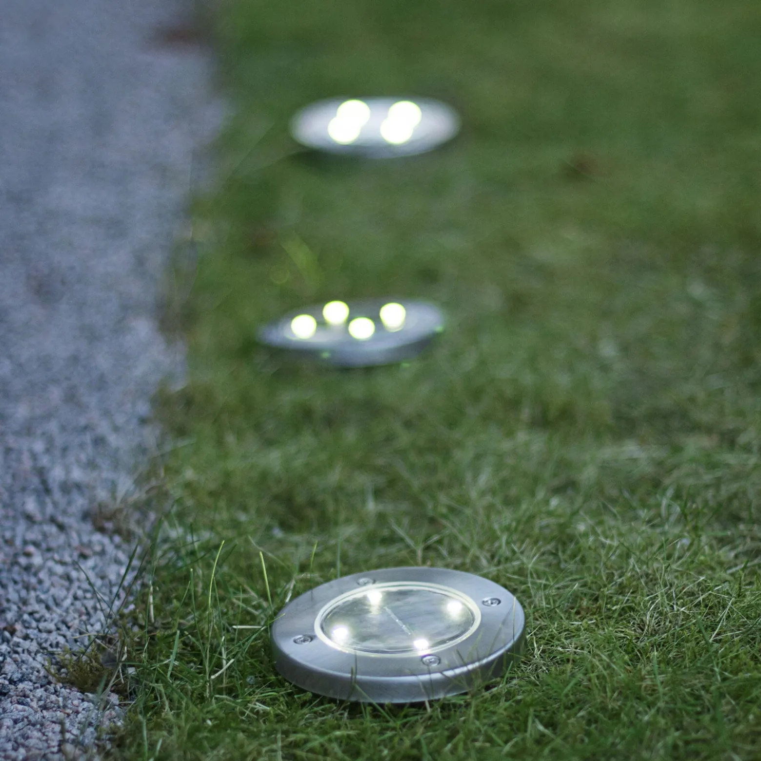 Aurinkokäyttöinen Lawnlight-LED-lamppu maapiikillä