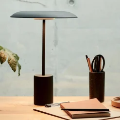 Beacon LED-pöytävalaisin Smith, musta, metalli, USB-portti