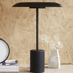 Beacon LED-pöytävalaisin Smith, musta, metalli, USB-portti