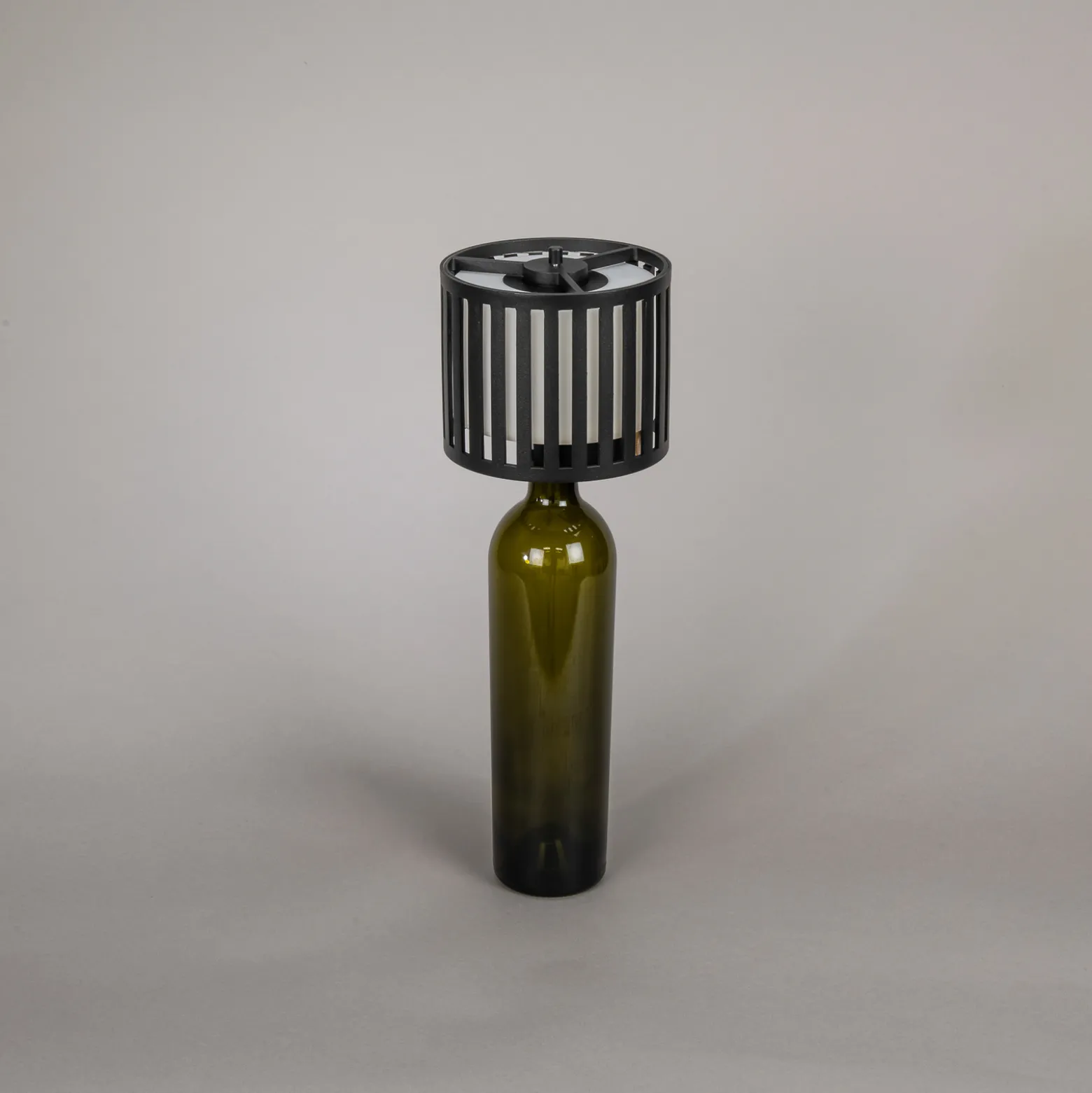 Bottle LED-ladattava pöytävalaisin, musta, alumiini, IP54, himmennin,