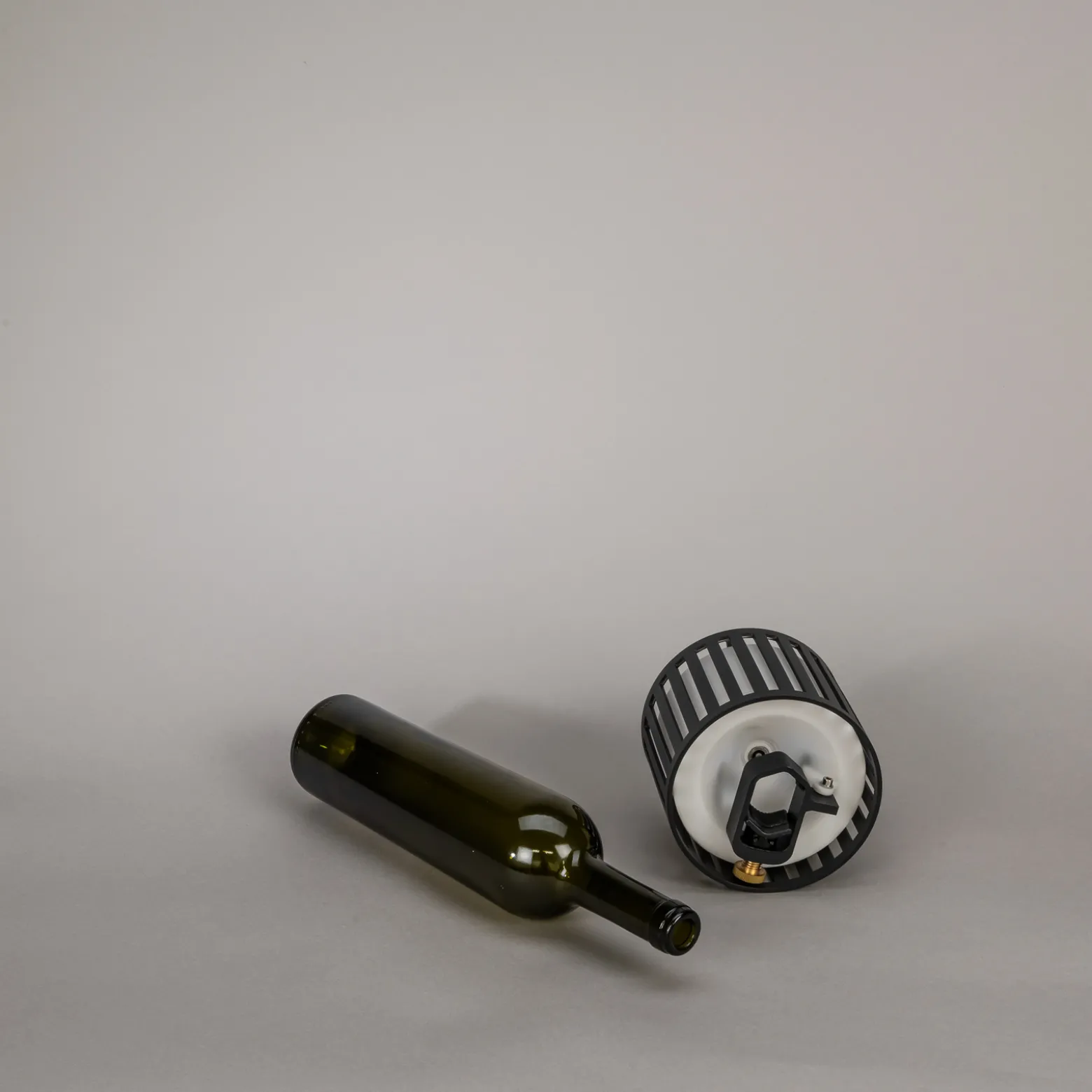 Bottle LED-ladattava pöytävalaisin, musta, alumiini, IP54, himmennin,
