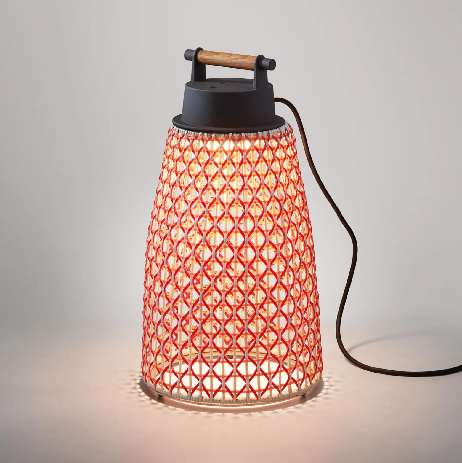 Bover Nans M/49 LED-pöytävalaisin ulkotiloihin, punainen