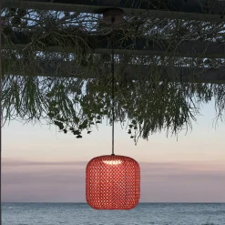 Bover Nans S/21 LED-riippuvalaisin ulkona, punainen