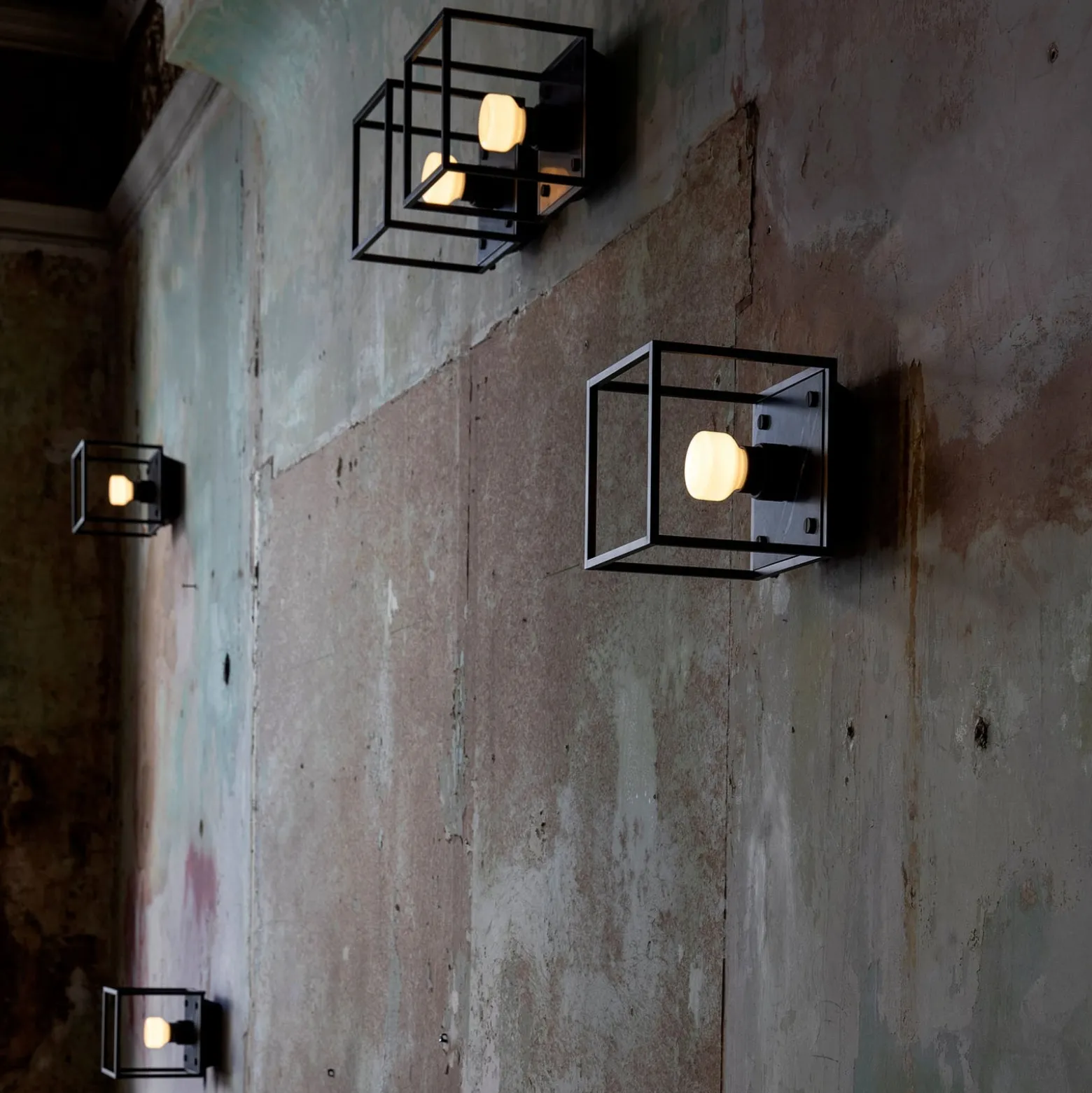 Buster + Punch Caged Wall small marmori musta