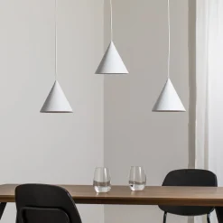 Cono-riippuvalaisin, kolmivaloinen, lineaarinen, pituus 75 cm, valkoinen
