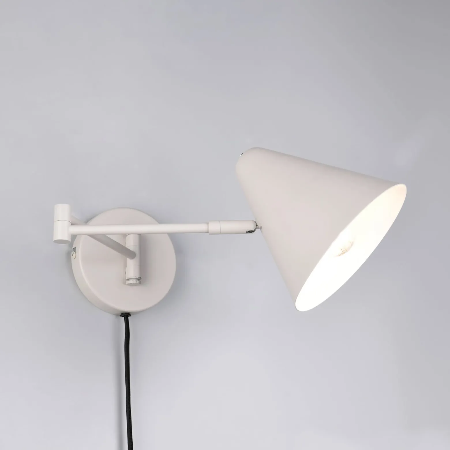 Cosima-seinävalaisin, vaaleanharmaa, ulkonema 54 cm, metalli