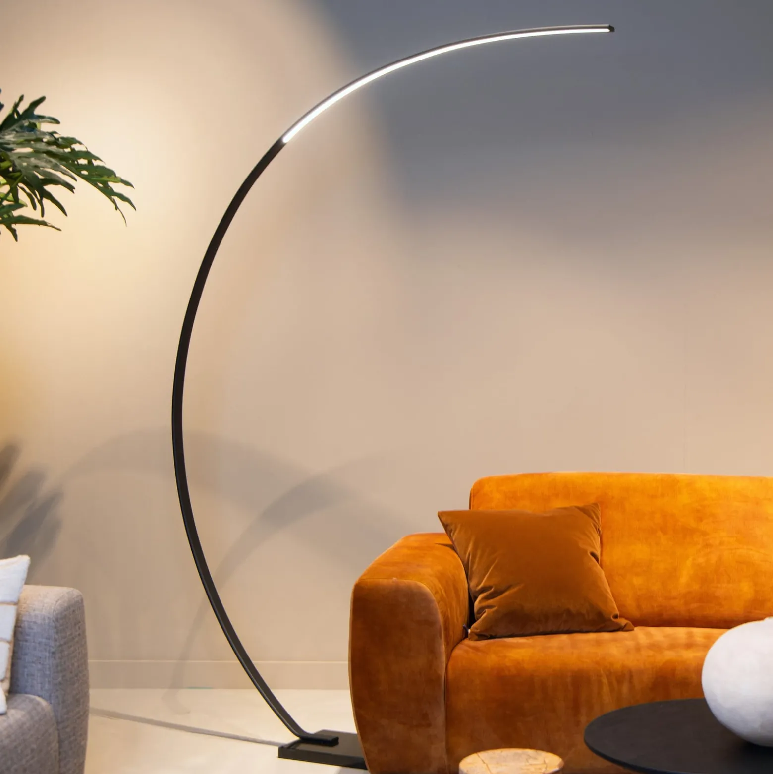 Curve LED-kaarivalaisin, musta, marmori, 192 cm, himmennettävä
