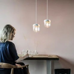 Design-riippuvalaisin Acorn, valkoinen ja messinki