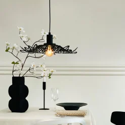 Dyberg Larsen Flora -riippuvalo, mattamusta, Ø 40 cm, metallia