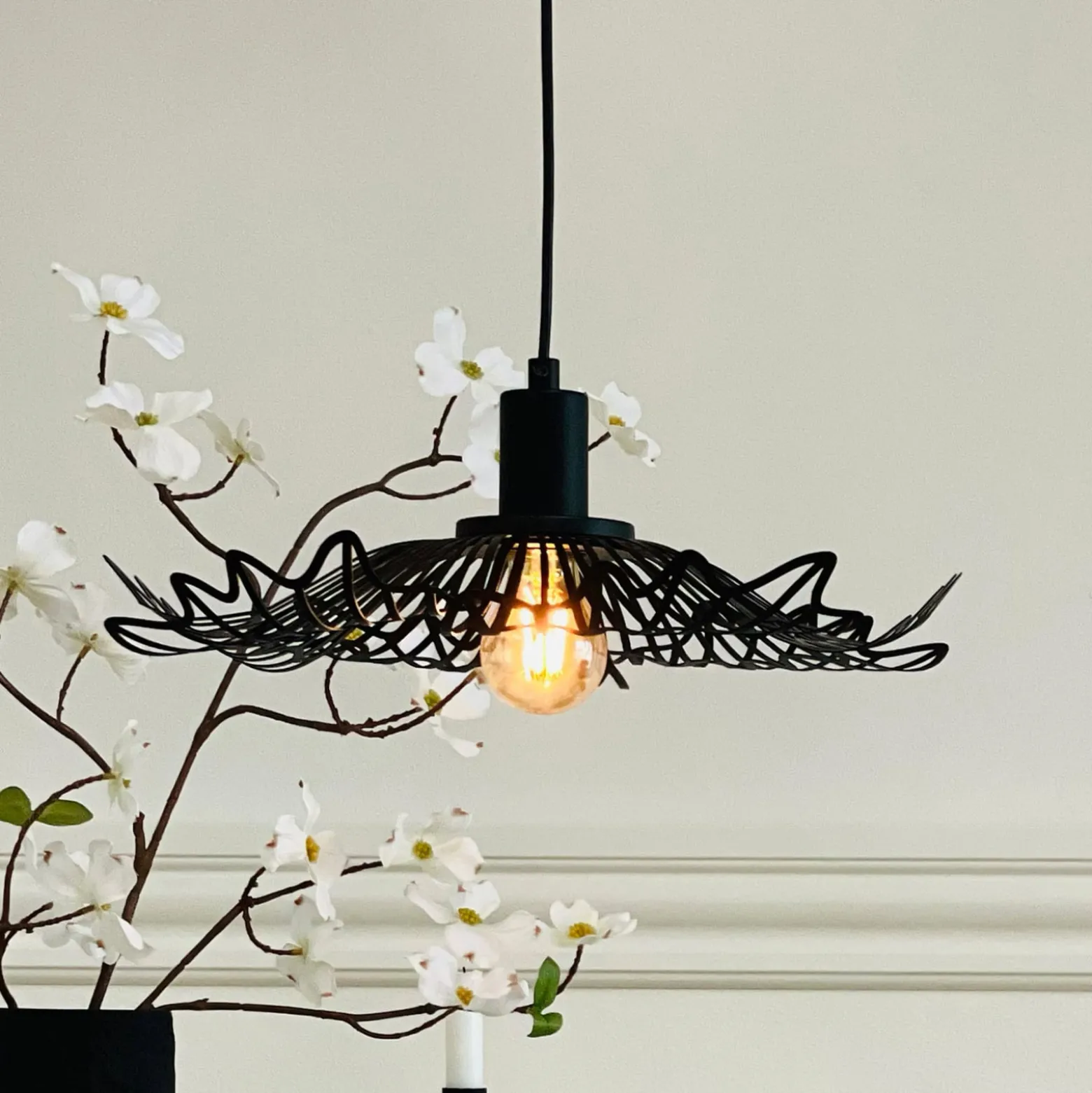 Dyberg Larsen Flora -riippuvalo, mattamusta, Ø 40 cm, metallia