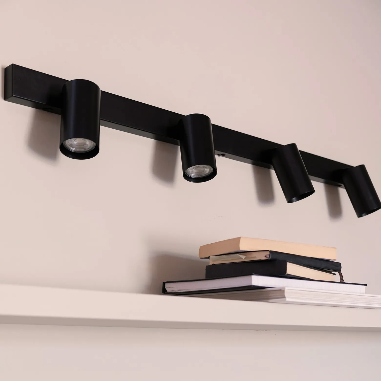 Dyberg Larsen kattokohdevalaisin Modern, musta, pituus 95 cm