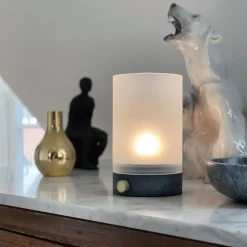 Dyberg Larsen LED-akku-pöytälamppu Cozy, korkeus 20,5 cm, betoni