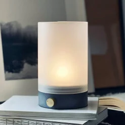 Dyberg Larsen LED-akku-pöytälamppu Cozy, korkeus 20,5 cm, betoni