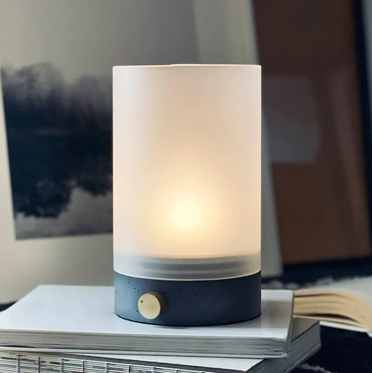 Dyberg Larsen LED-akku-pöytälamppu Cozy, korkeus 20,5 cm, betoni