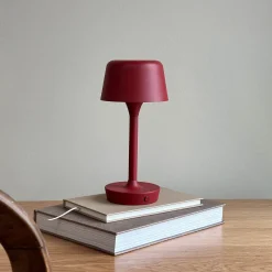 Dyberg Larsen LED-ladattava pöytävalaisin Flow, punainen, korkeus 25 cm