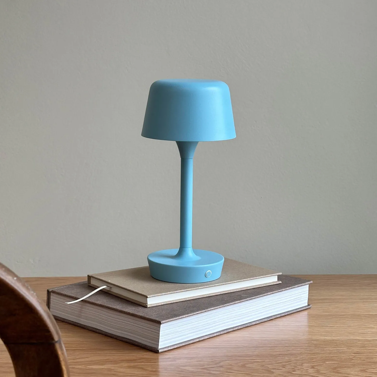 Dyberg Larsen LED-ladattava pöytävalaisin Flow, vaaleansininen, korkeus 25