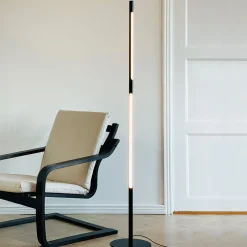 Dyberg Larsen LED-lattiavalaisin Vagner, musta, korkeus 150 cm