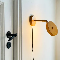 Dyberg Larsen LED-seinävalaisin Starlight, keltainen, Ø 14 cm, himmennettävä.