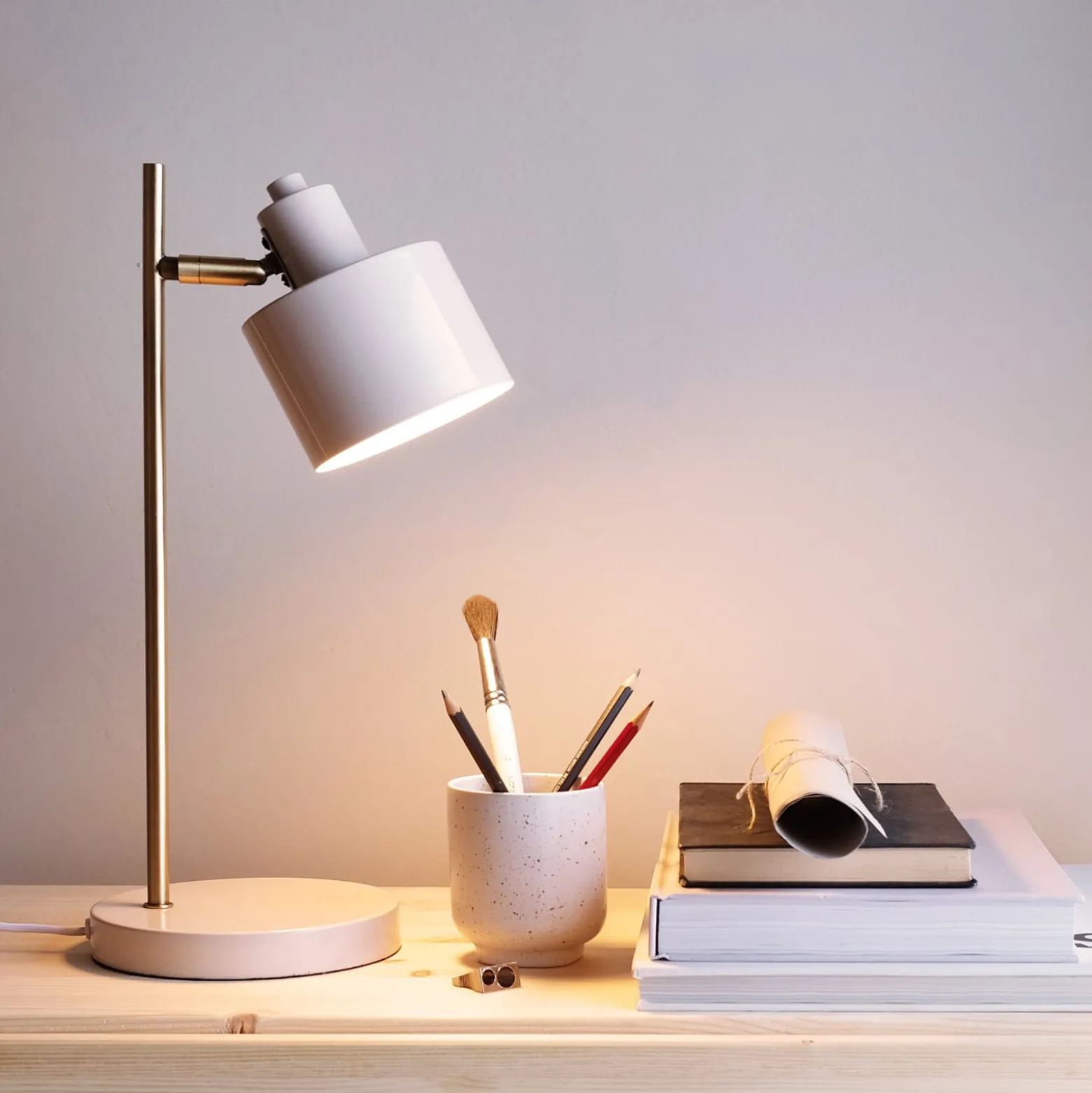 Dyberg Larsen Ocean -pöytälamppu, beige/messinki, korkeus 43 cm