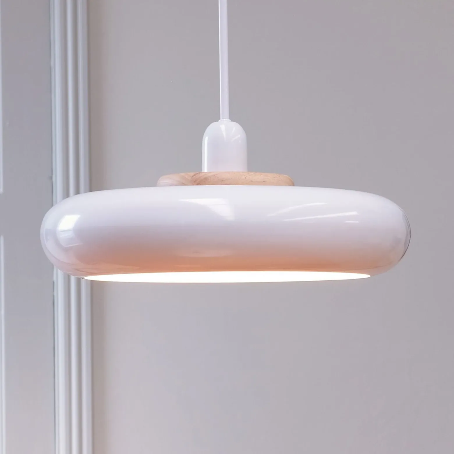 Dyberg Larsen Planet-riippuvalo, valkoinen, Ø 40 cm, metalli