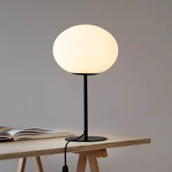 Dyberg Larsen Princess pöytävalaisin, opaali/musta, 48,5 cm