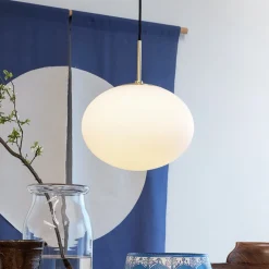 Dyberg Larsen Princess-riippuvalaisin, opaali/messinki, Ø 28 cm