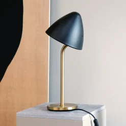 Dyberg Larsen pöytälamppu Oulu, musta/messinki, korkeus 47 cm