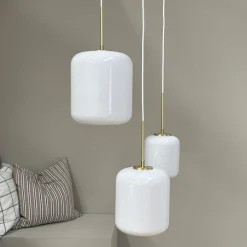 Dyberg Larsen Silvia-riippuvalo, Ø 25 cm, opaali/messinki, lasi