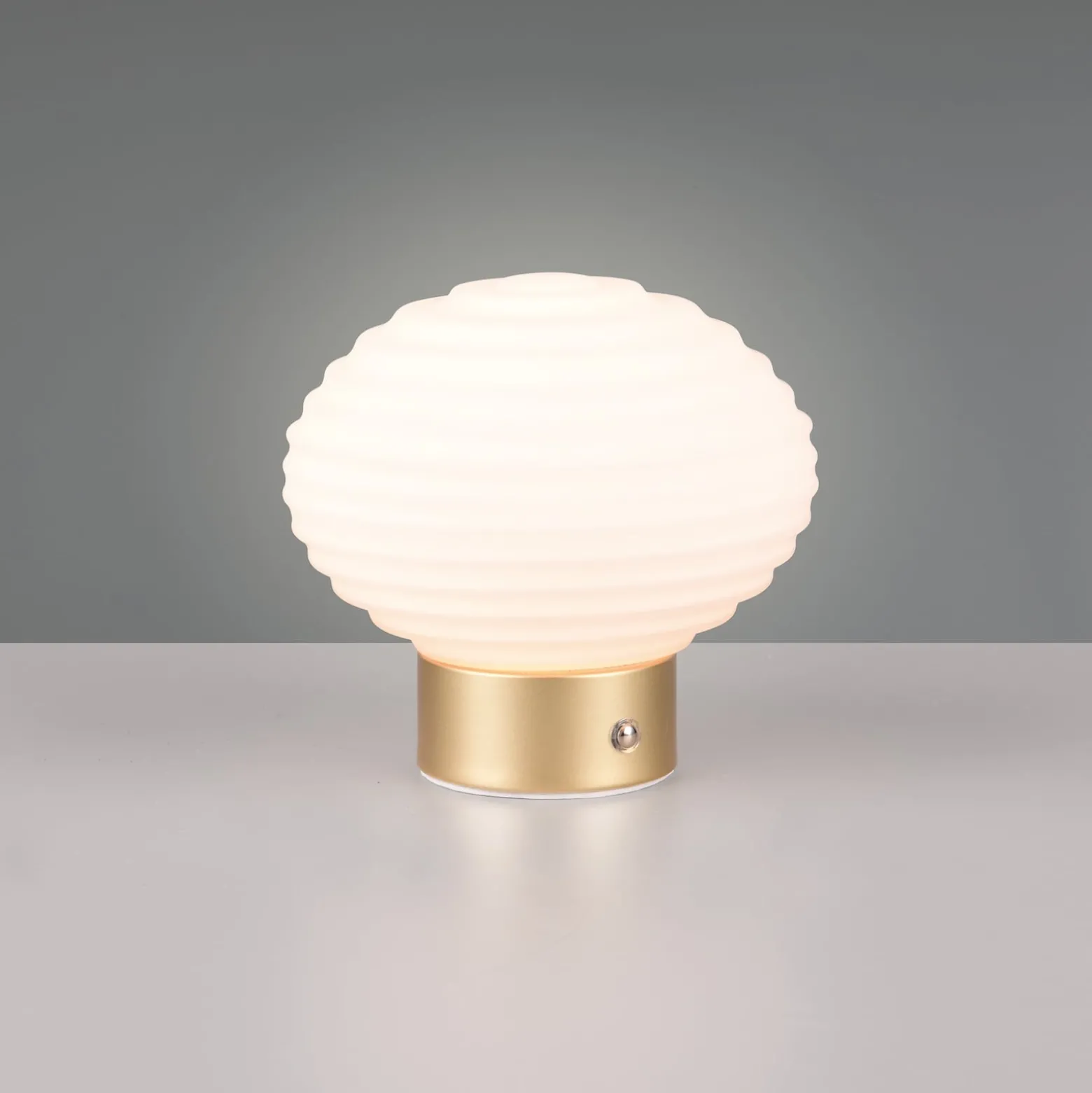 Earl LED ladattava pöytävalaisin, messinki/opal, korkeus 14,5 cm, lasi
