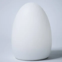 Egg - sovellusohjattu koristeellinen valo, jossa on ladattava akku