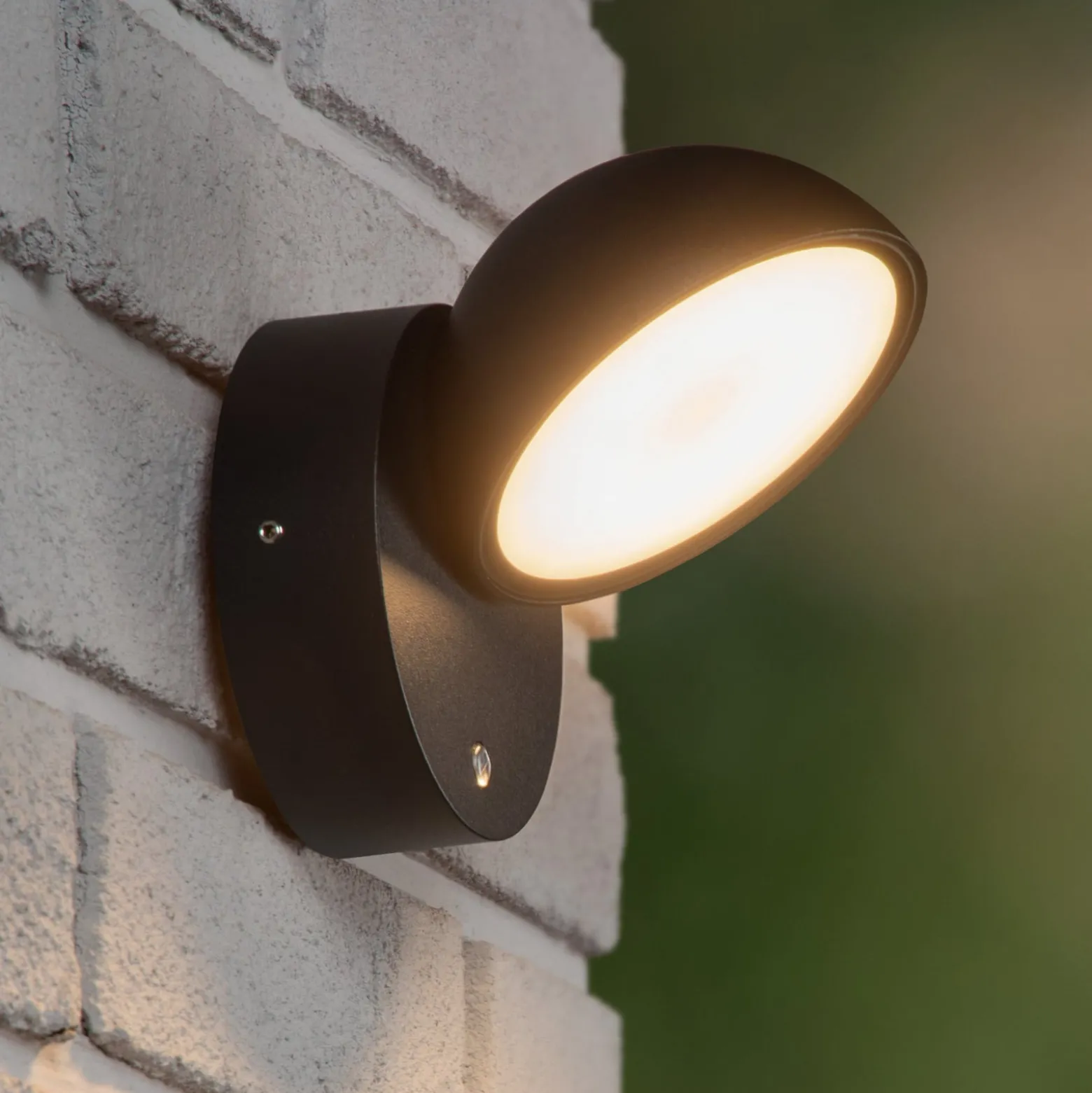 Finn LED-seinävalaisin, musta, IP54, päivä-/yötunnistin