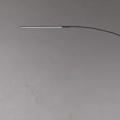 Fontana Arte Yumi -design-LED-kaarivalaisin