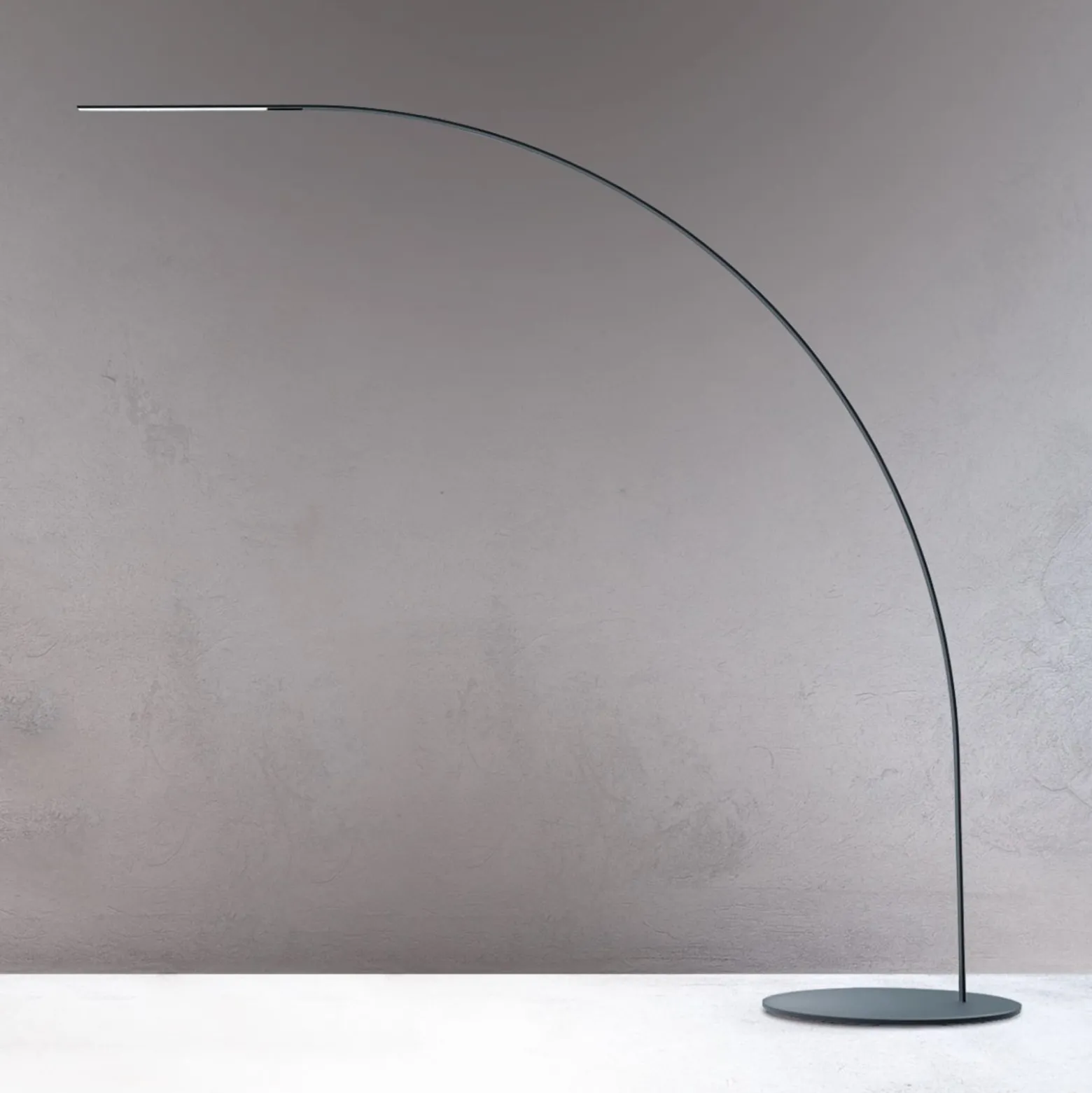 Fontana Arte Yumi -design-LED-kaarivalaisin