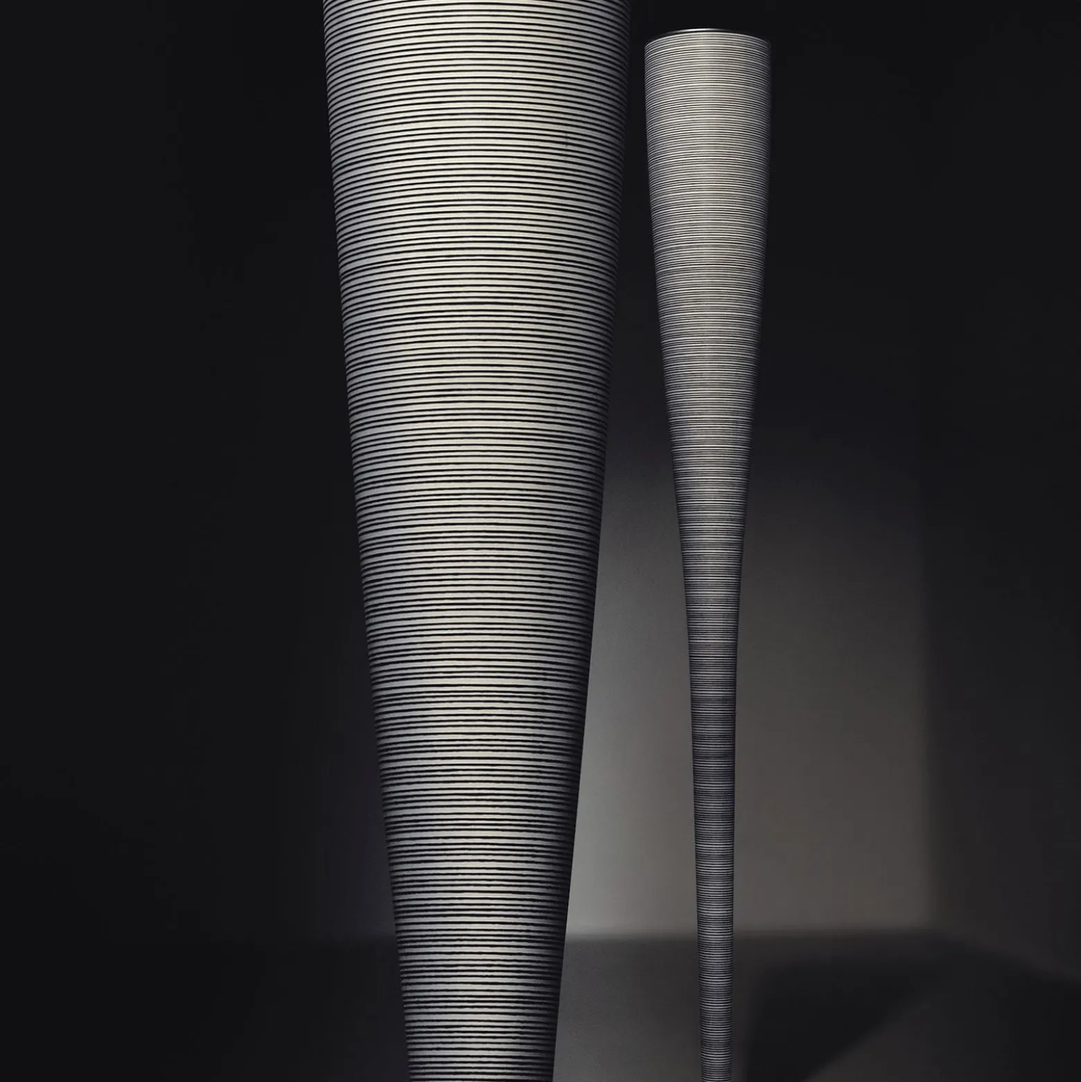 Foscarini Mite LED-lattiavalaisin, musta